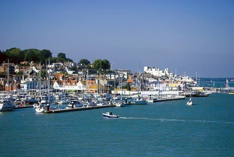 Group accommodation in Isle of Wight – luxury holiday houses for large groups