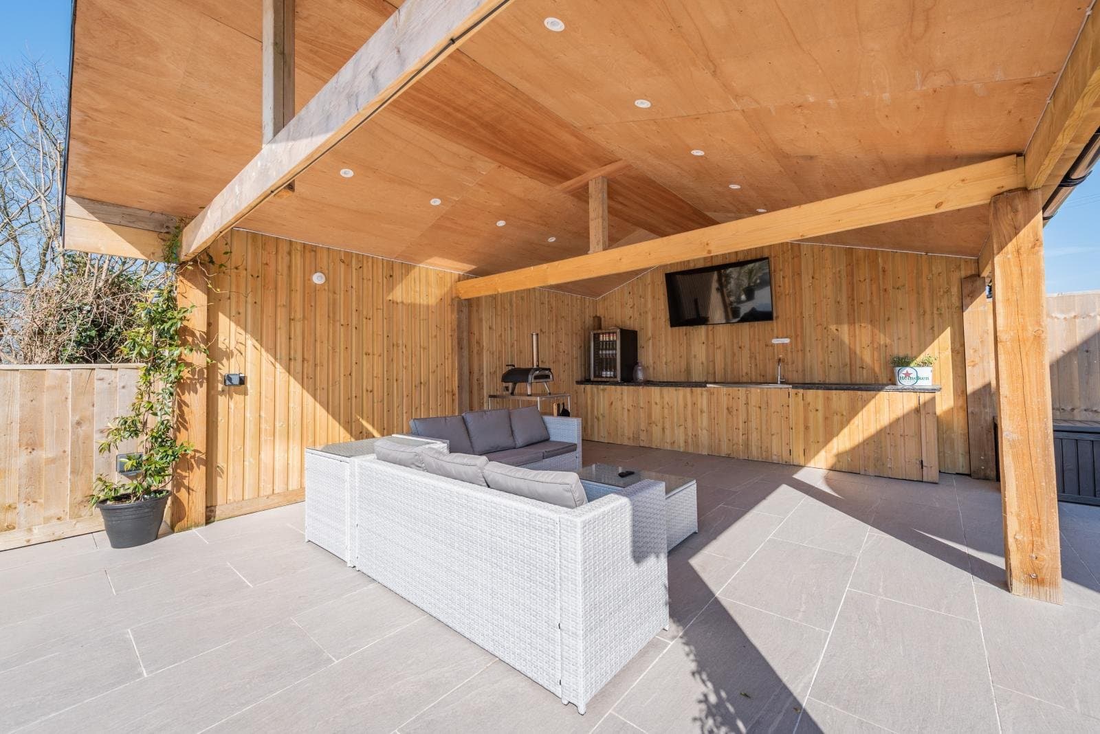 Trebrowen — Outdoor kitchen, charcoal BBQ, pizza oven, fire pit, beer fridge, 65" smart TV,