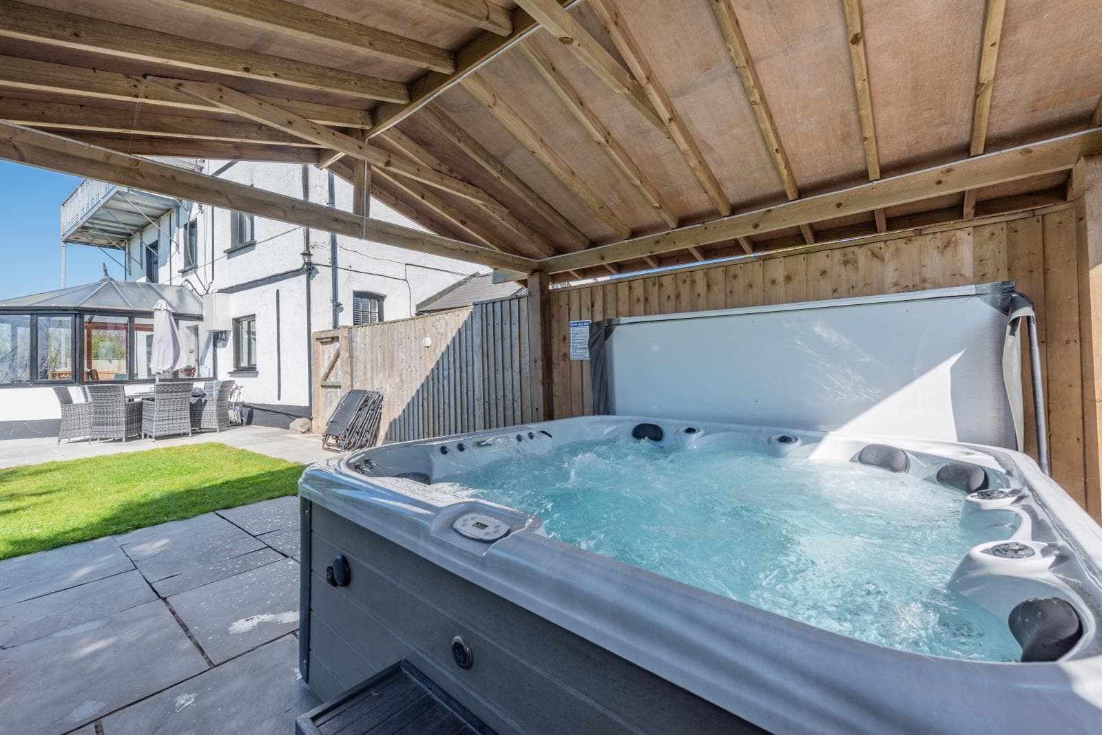 Trebrowen — Relaxing 6 man hot tub
