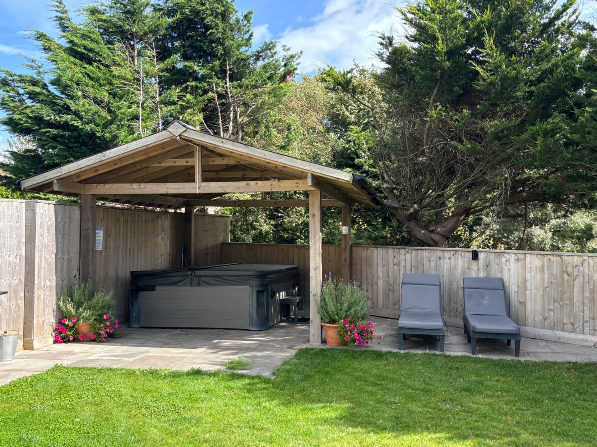 Trebrowen — Undercover with led lights and bluetooth speakers