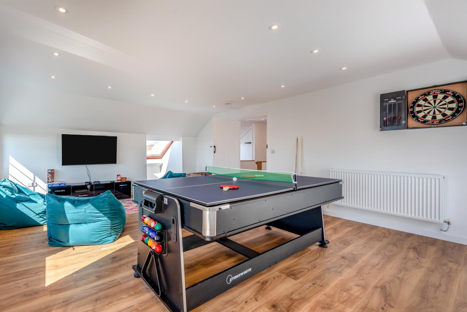 Trebrowen — Darts, pool, table tennis, PS4, games