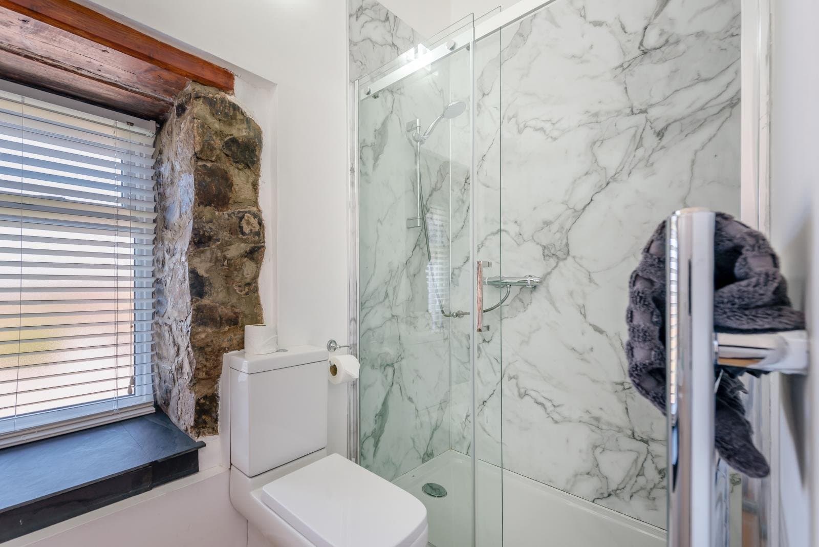 Trebrowen — Bedroom 7 ensuite