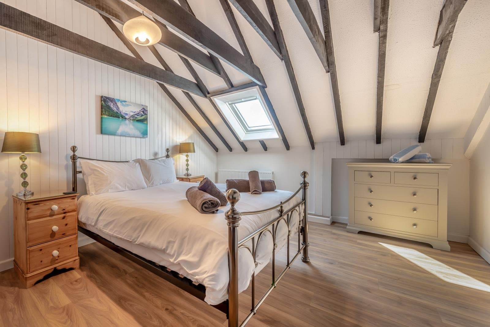 Trebrowen — Bedroom 1 family room - king and single