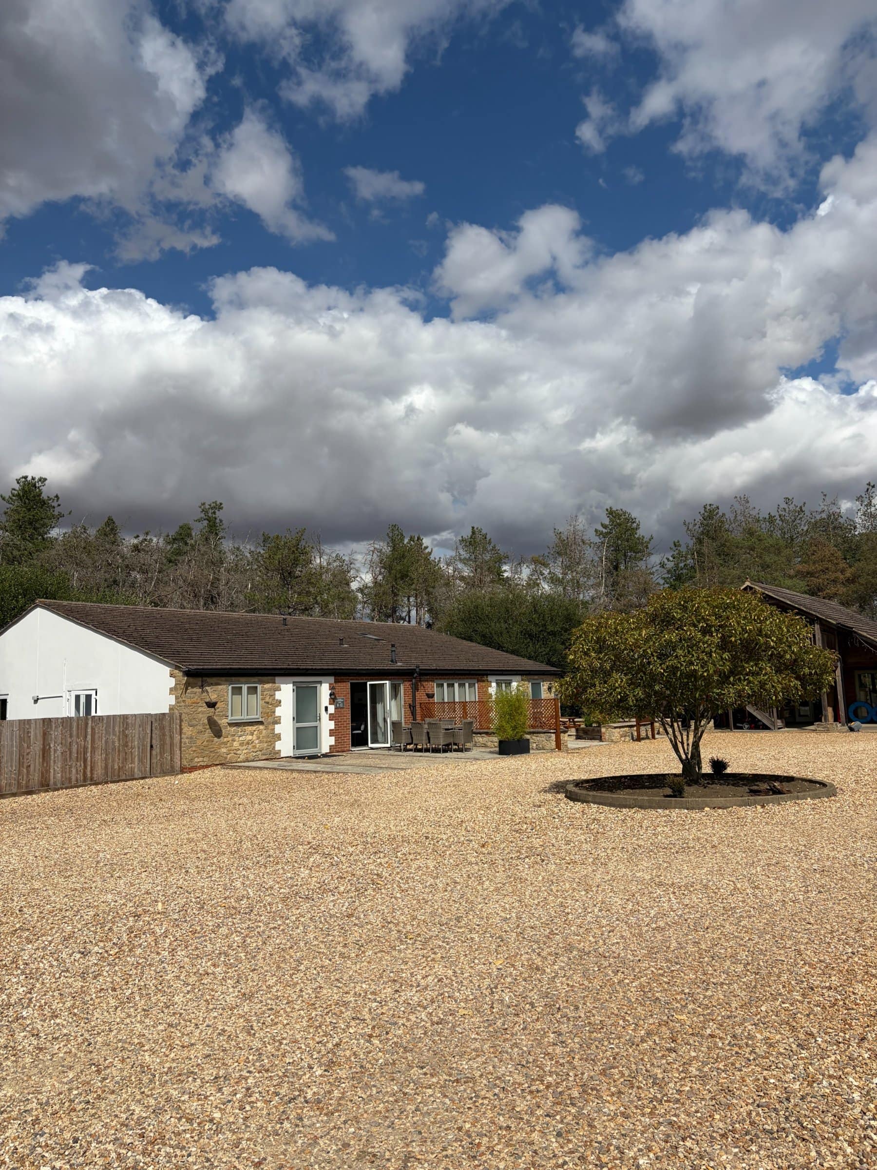 Exterior view of a luxury group house in Oxfordshire, Oxfordshire – large holiday accommodation for hen parties, birthdays and celebrations