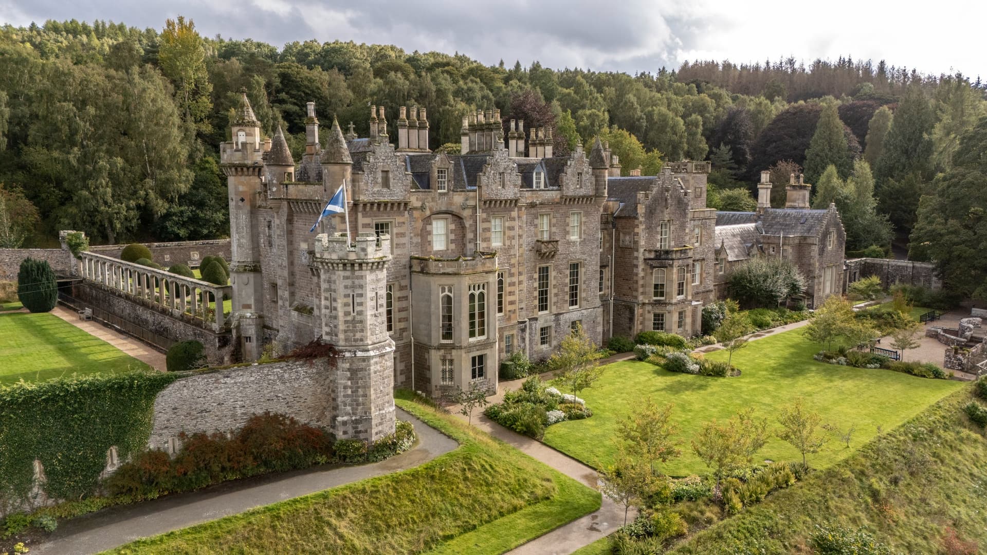 Renting a Castle for a Group: Costs, Rules and What to Ask – group accommodation guide